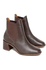 Botines Chelsea de cuero color marrón chocolate, con elásticos laterales y tacón bloque.