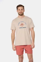 Short de baño azul vibrante, de corte clásico y largo medio, con cintura elástica y cordón ajustable. Cuenta con bolsillos laterales y suspensor de malla fina interior.