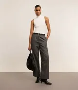 Pantalón de vestir gris oscuro, de corte recto y cintura alta, confeccionado en polivelour.