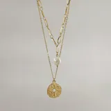 Colgante doble dorado con cadena de eslabones grandes y cadena fina. Incluye dije de perla de imitación y dije redondo con diseño de destello.