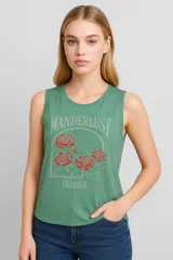 Musculosa verde con estampado de rosas rojas y texto 'Wanderlust Dreamer'.