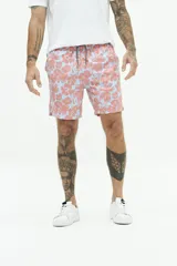 Short de baño largo para hombre, con estampado floral en tonos salmón y celeste. Posee cintura elástica con cordón de ajuste gris y logo bordado.