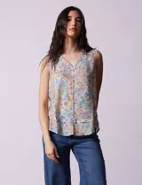 Blusa sin mangas de gasa estampada, marca Zac & Rachel. Escote en V, abertura central con botones y ruedo con volado.