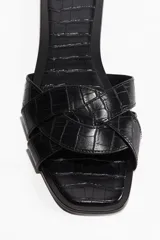 Sandalias negras con punta cuadrada y tira ancha trenzada. Taco de 1 cm.