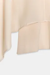 Top de punto color beige con escote en V tanto en el delantero como en la espalda. Presenta mangas largas anchas de estilo kimono confeccionadas en un tejido fluido combinado.