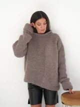 Buzo de lana color marrón con cuello alto y diseño de punto inglés.