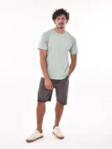 Remera lisa color lila de corte regular.