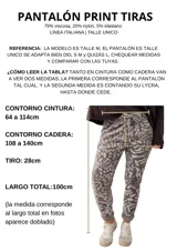 Pantalón de mujer con estampado animal print en tonos grises y marrones, con cintura elástica y cordón ajustable. El diseño es de corte recto y los puños están doblados.