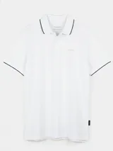 Remera tipo polo color beige, de corte clásico, con cuello y puños acanalados en contraste marrón oscuro.