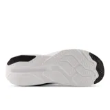 Championes New Balance M413 V3, color negro con detalles en blanco y naranja, ideales para running.