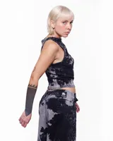 Pantalón de denim negro con efecto tie-dye gris, corte sastrero de pierna ancha y tiro alto.