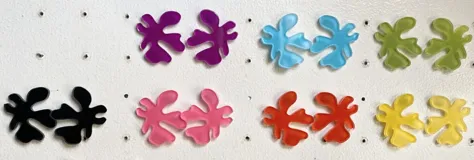 Pendientes de acrílico en forma de hoja con acabado en color fucsia.