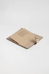 Billetera color beige con textura tipo piel de serpiente, cierre con broche a presión y cierre con cremallera.