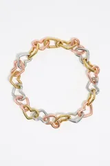 Collar de cadena con eslabones en forma de corazón, en tres tonos: dorado, plateado y cobre.