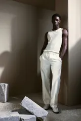 Musculosa blanca de punto acanalado, con cuello redondo y corte ajustado.