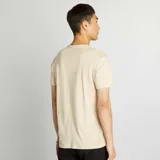 Remera color beige de corte recto y mangas cortas.