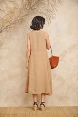 Vestido midi lila de lino, corte amplio, sin mangas y con bolsillos laterales con volados.