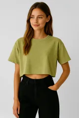 Remera cropped color verde oliva, de algodón con efecto lavado, corte holgado y cuello redondo.