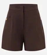 Short de sastre color marrón, de cintura alta, con bolsillos laterales decorados con tachuelas metalizadas y recortes delanteros.