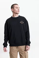 Buzo de felpa negro con estampado en la espalda que incluye la palabra 'Premium' en blanco y naranja, la frase 'Creative Studio' en naranja, y otros textos y gráficos en blanco y naranja. Tiene cuello redondo y puños.