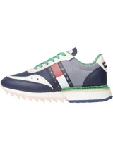 Zapatillas Tommy Jeans de cuero sintético color azul marino, gris y blanco, con cordones verdes y suela gruesa dentada en rosa y blanco.
