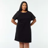 Vestido negro de algodón con mangas cortas raglán con bordados calados.