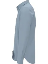 Camisa celeste de Tommy Hilfiger, corte slim, confeccionada en tejido dobby de algodón orgánico con tecnología TH Flex, cuello abotonado, mangas largas con puños redondeados con dos botones y logo bordado en el pecho.