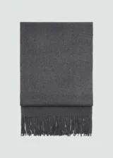 Bufanda gris de tejido de punto con terminación de flecos.