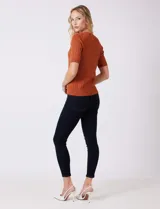 Jean ajustado (skinny) de mezclilla color azul oscuro, corte tobillero, con tiro medio y costuras en contraste.