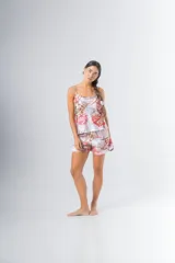 Pijama de seda estampada, compuesto por musculosa con escote en V y espalda recta, y short con elástico en la cintura. Puede incluir detalle de puntilla en el escote.