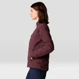 Campera de plumas color borgoña, con cierre frontal, bolsillos laterales con cierre y logo de la marca en el pecho. Ideal para escalada, senderismo, viajes y camping.