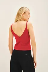 Musculosa azul marino de tejido de punto con lurex plateado.