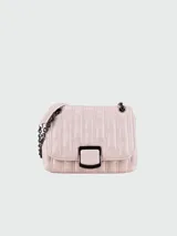 Bandolera acolchada de cuero color rosa pálido, con correa de cadena metálica y cierre con broche metálico.