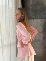 Blazer sastrero color rosa pastel confeccionado en lino, con botones forrados y forro de algodón.