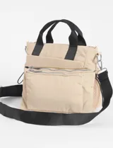 Bandolera color verde militar con correa ajustable y bolsillo removible con cierre.