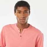 Camiseta de manga corta color salmón con cuello henley y tres botones. Corte clásico.