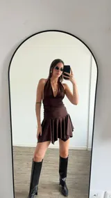 Vestido corto marrón con escote halter y falda con volados.