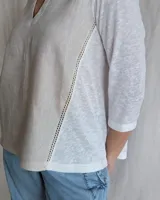 Blusa blanca de lino con escote en V y mangas 3/4.