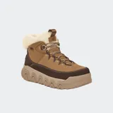 Botas de caña media Ugg modelo Terretrail Cozy Lace, color marrón claro con detalles en marrón oscuro y cuello de piel sintética color crema.