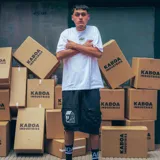 Remera blanca de algodón con estampado del micrologo R.flakkk en el frente, logo del álbum Ahogado en la espalda y micro logo en la manga.