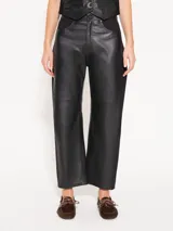 Pantalón de cuero vacuno negro con laterales en gabardina al tono. El acceso es mediante cierre metálico y botón jeanero. Incluye bolsillos estilo jeanero al frente y bolsillos plaque en la parte trasera.