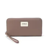 Billetera larga color gris con cierre alrededor, múltiples compartimentos para tarjetas y documentos, bolsillo interior con cierre y correa de mano.