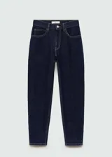 Pantalón de jean azul oscuro, tiro alto, corte mom fit, con cinco bolsillos y cierre de cremallera y botón.
