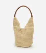 Bolso playero tipo tote bag confeccionado en paja color beige, con asas de mano de cuero sintético trenzado color marrón.