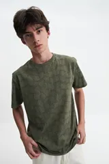 Remera blanca con estampado abstracto en tonos grises, de manga corta, corte regular y cuello redondo.
