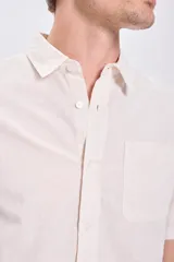 Camisa casual de manga corta color beige confeccionada con lino.