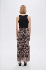 Falda midi de corte recto con estampado animal print en tonos grises y negros.
