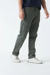 Pantalón cargo color marrón claro, de gabardina, con corte regular, bolsillos laterales y logo bordado.