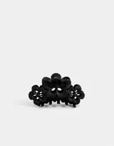 Broche para el pelo negro con forma de tres flores.