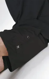 Short de baño negro de corte regular, con elástico en la cintura, cordón de ajuste y cuatro bolsillos.